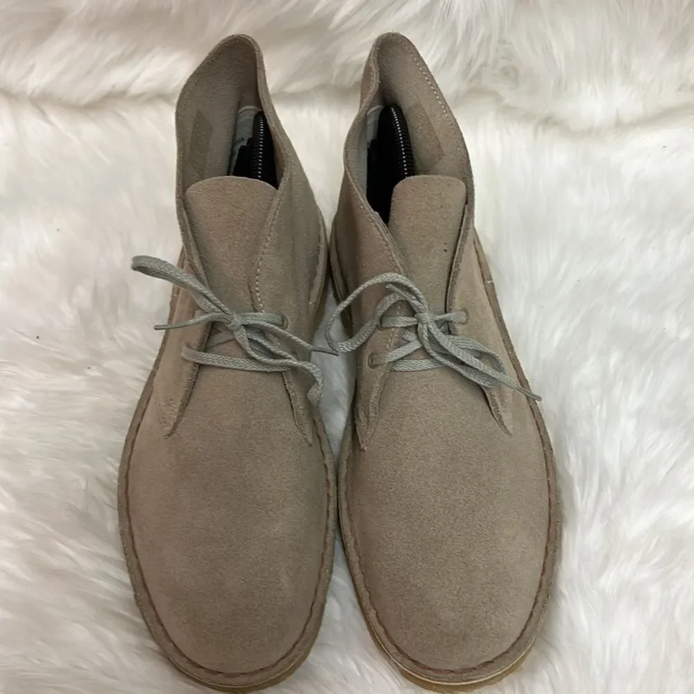 Clarks Men's‎ Desert Coal in Stone Suede Chukka Boots Size 8.5 B26